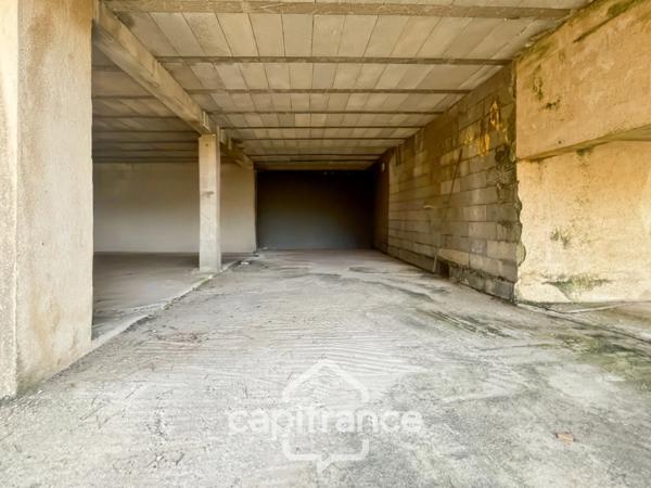 Domaine et Golf de Pont Royal, belle propriété de 290 m2 établie sur un terrain de 2600 m2, cinq chambres, un bureau, piscine, pool house, triple garage