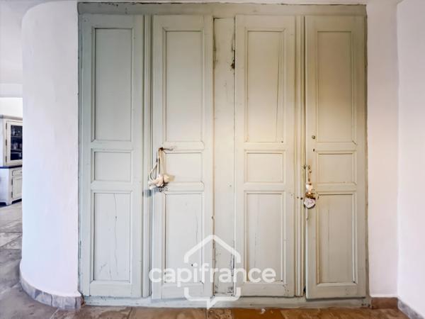 Domaine et Golf de Pont Royal, belle propriété de 290 m2 établie sur un terrain de 2600 m2, cinq chambres, un bureau, piscine, pool house, triple garage