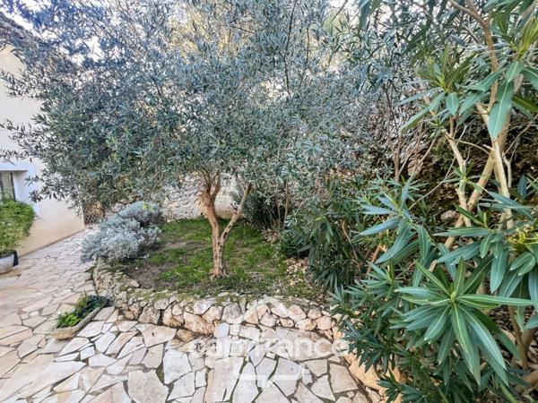 Domaine et Golf de Pont Royal, belle propriété de 290 m2 établie sur un terrain de 2600 m2, cinq chambres, un bureau, piscine, pool house, triple garage