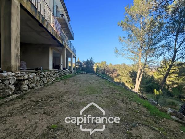 Domaine et Golf de Pont Royal, belle propriété de 290 m2 établie sur un terrain de 2600 m2, cinq chambres, un bureau, piscine, pool house, triple garage