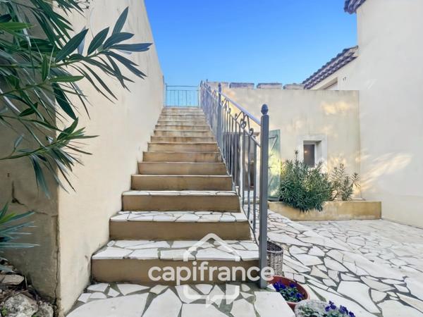 Domaine et Golf de Pont Royal, belle propriété de 290 m2 établie sur un terrain de 2600 m2, cinq chambres, un bureau, piscine, pool house, triple garage