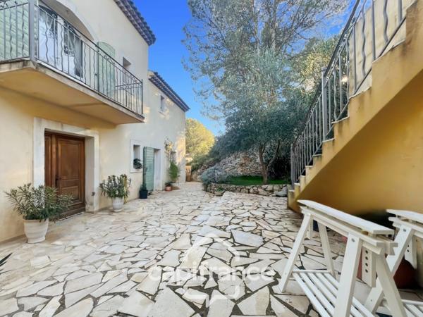 Domaine et Golf de Pont Royal, belle propriété de 290 m2 établie sur un terrain de 2600 m2, cinq chambres, un bureau, piscine, pool house, triple garage