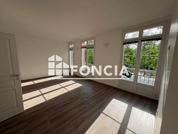 Location Local commercial 6 pièces 253 m² - 39-41 BOULEVARD BLOSSAC Chatellerault 86100