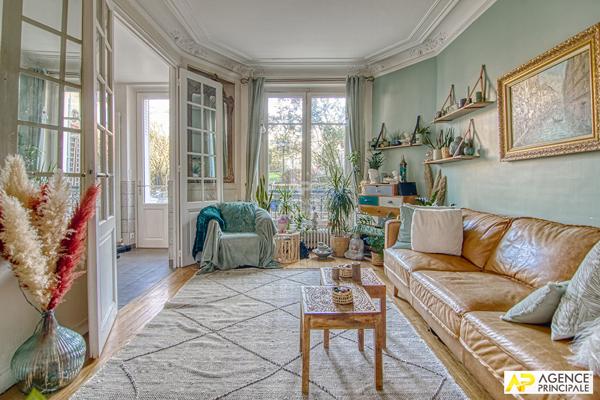 Versailles Proximité plateau Saint-Antoine - Maison 9 pièces 238 m² au sol sur parcelle de 450 m² environ avec terrasse, jardin et garage 1 665 000 € **  - Référence  28804