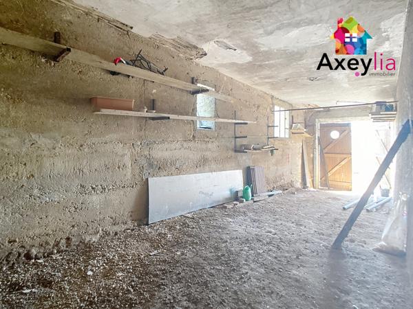 Saint-Nizier-sous-Charlieu (42190) A VENDRE - SAINT-NIZER-SOUS-CHARLIEU - ANCIEN CUVAGE À RÉNOVER AVEC GRANGES ET TERRAIN