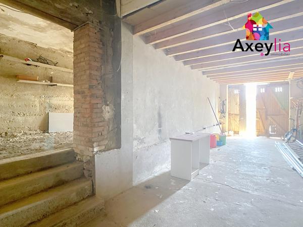 Saint-Nizier-sous-Charlieu (42190) A VENDRE - SAINT-NIZER-SOUS-CHARLIEU - ANCIEN CUVAGE À RÉNOVER AVEC GRANGES ET TERRAIN