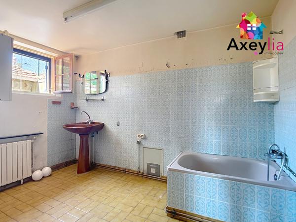 Saint-Nizier-sous-Charlieu (42190) A VENDRE - SAINT-NIZER-SOUS-CHARLIEU - ANCIEN CUVAGE À RÉNOVER AVEC GRANGES ET TERRAIN