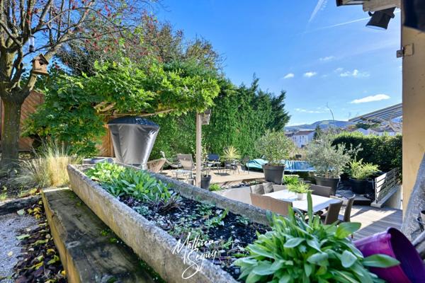 Maison de village avec jardin paysager