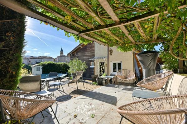 Maison de village avec jardin paysager