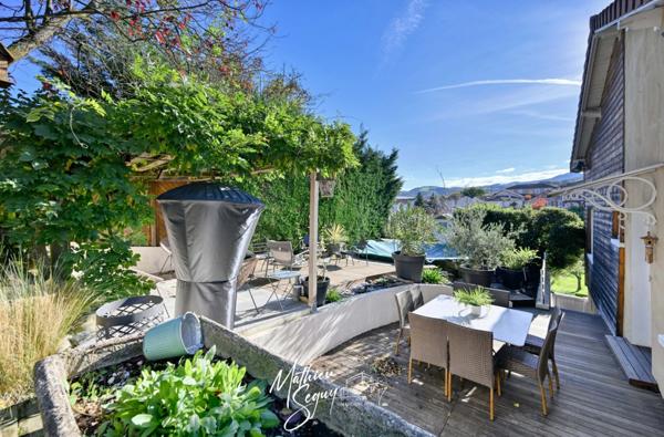 Maison de village avec jardin paysager