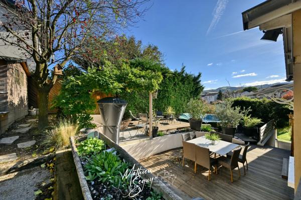 Maison de village avec jardin paysager