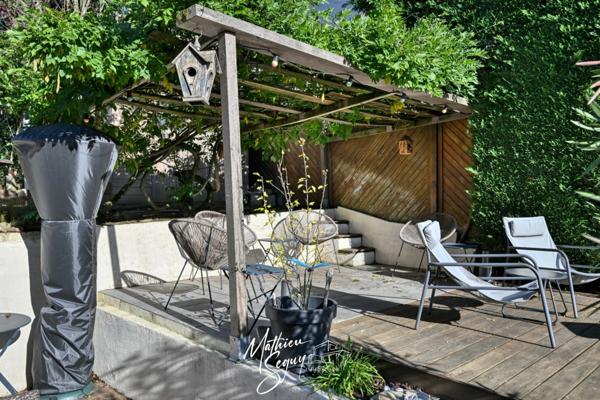 Maison de village avec jardin paysager