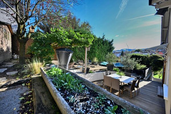 Maison de village avec jardin paysager