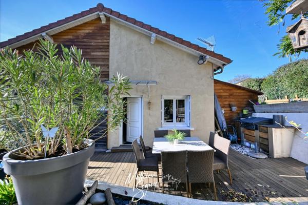 Maison de village avec jardin paysager