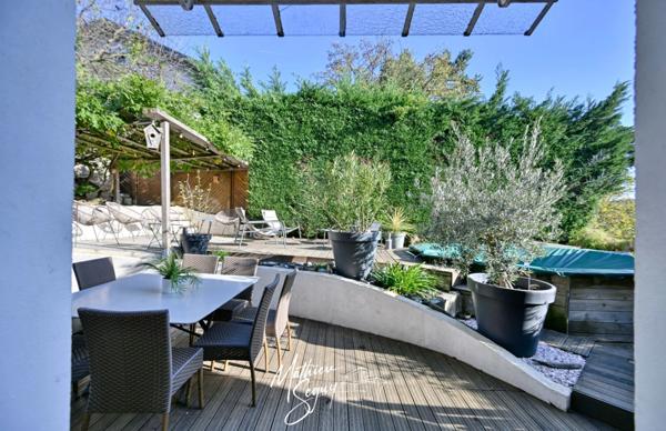 Maison de village avec jardin paysager