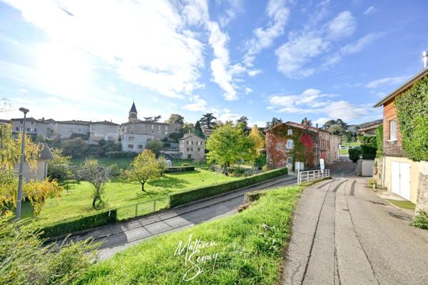 Maison de village avec jardin paysager