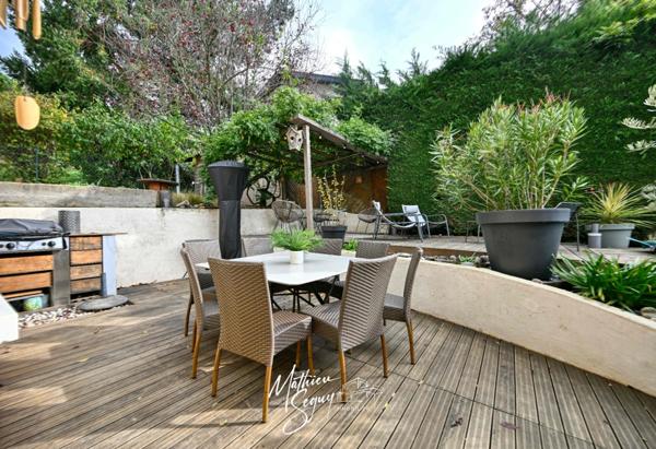 Maison de village avec jardin paysager