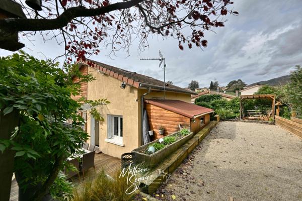 Maison de village avec jardin paysager