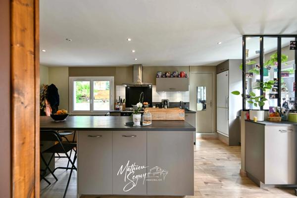 Maison de village avec jardin paysager