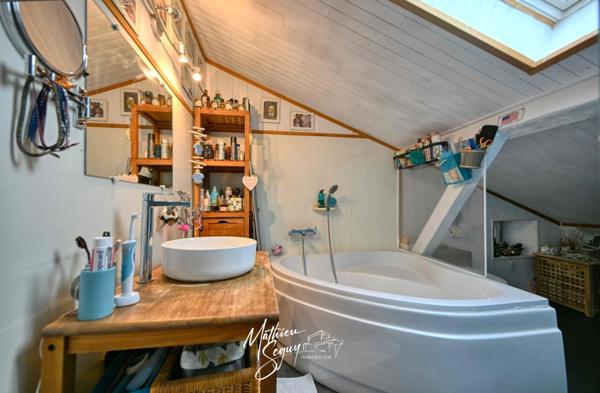 Maison de village avec jardin paysager