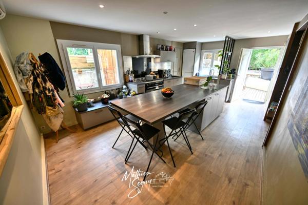 Maison de village avec jardin paysager