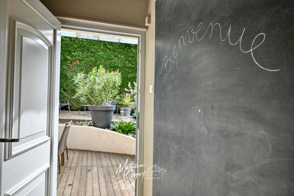 Maison de village avec jardin paysager