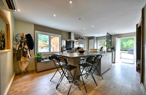 Maison de village avec jardin paysager