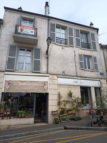 MURS DE BOUTIQUE EMPLACEMENT N°1 IMMEUBLE EN ANGLE SUR LA PLACE NOTRE DAME