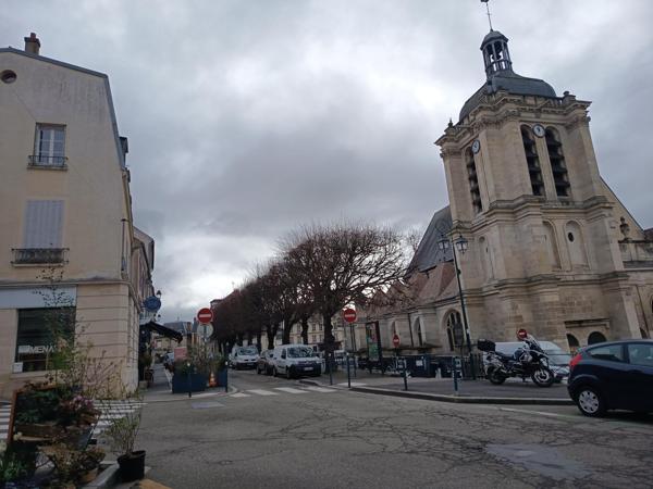 MURS DE BOUTIQUE EMPLACEMENT N°1 IMMEUBLE EN ANGLE SUR LA PLACE NOTRE DAME