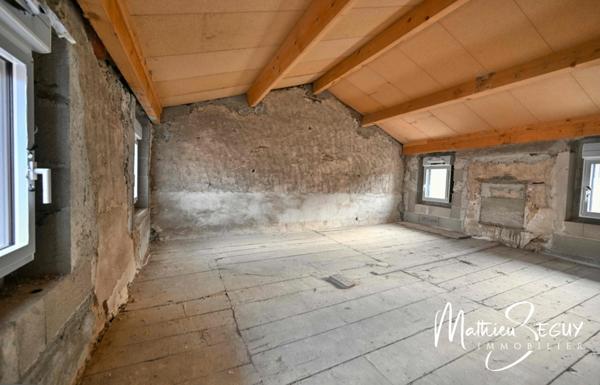 Sur les hauteurs de Thurins - Plateau de 100m² en duplex à aménager avec terrasse, 2 stationnements et 1 cave