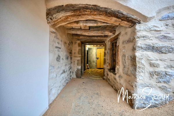 Sur les hauteurs de Thurins - Plateau de 100m² en duplex à aménager avec terrasse, 2 stationnements et 1 cave