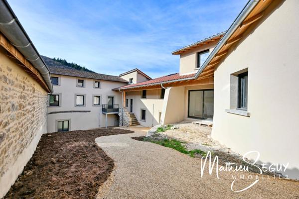 Sur les hauteurs de Thurins - Plateau de 100m² en duplex à aménager avec terrasse, 2 stationnements et 1 cave