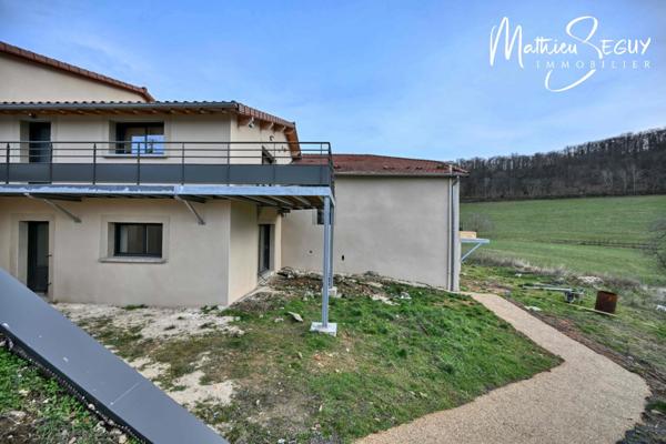 Sur les hauteurs de Thurins - Plateau de 100m² en duplex à aménager avec terrasse, 2 stationnements et 1 cave