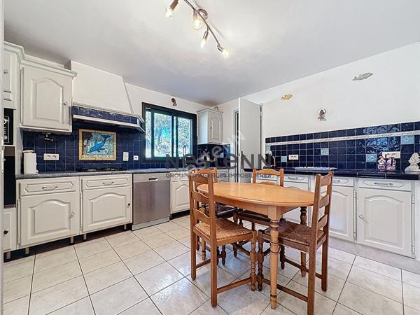 Maison Uchaux 10 pièce(s) environ 205m²