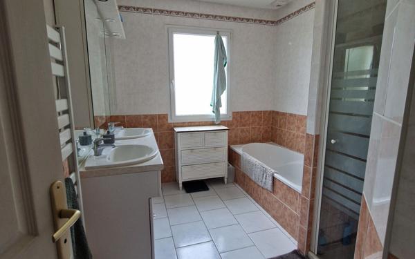 Maison à vendre    5 pièces • 130 m2 Les Trois-Moutiers