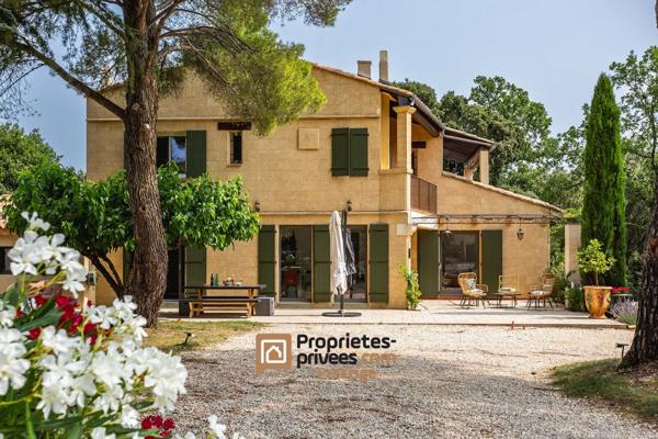 UZES, proche Pont du Gard , belle villa avec piscine