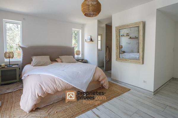 UZES, proche Pont du Gard , belle villa avec piscine