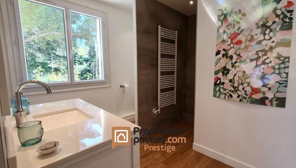 UZES, proche Pont du Gard , belle villa avec piscine