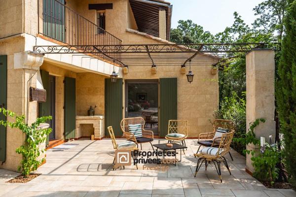 UZES, proche Pont du Gard , belle villa avec piscine