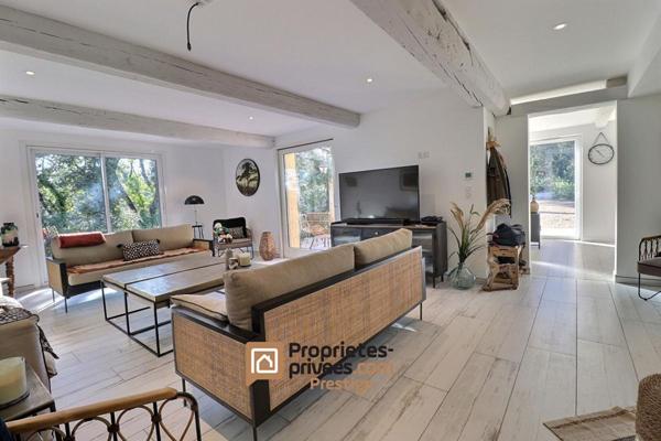 UZES, proche Pont du Gard , belle villa avec piscine