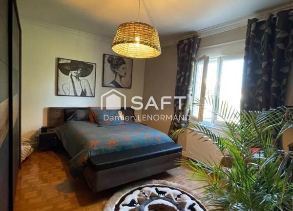 Villa contemporaine à ORS beau terrain et piscine