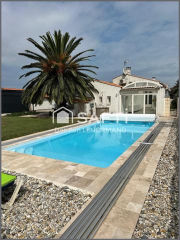 Villa contemporaine à ORS beau terrain et piscine