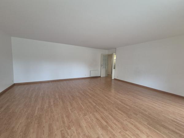 Appartement
         4 pièces
        - 101 m² 343 500 € *