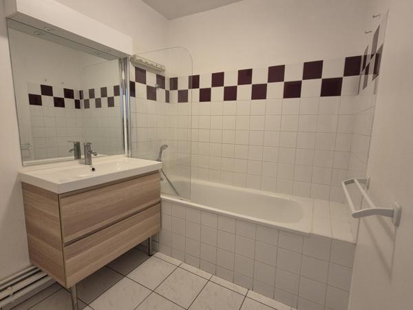 Appartement
         4 pièces
        - 101 m² 343 500 € *