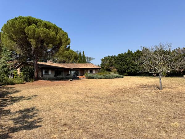 CARCASSONNE Villa 257 m² atypique avec double garage sur terrain arboré 8500 m²