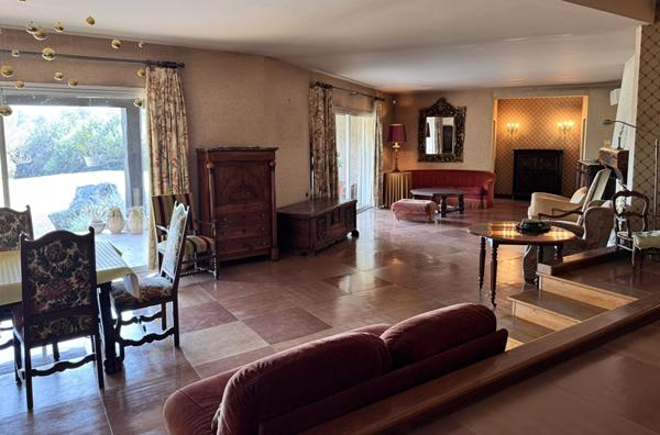 CARCASSONNE Villa 257 m² atypique avec double garage sur terrain arboré 8500 m²