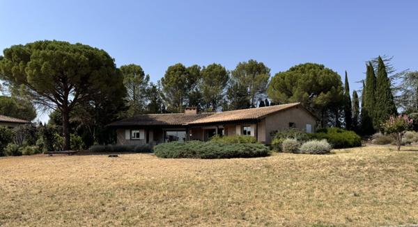 CARCASSONNE Villa 257 m² atypique avec double garage sur terrain arboré 8500 m²