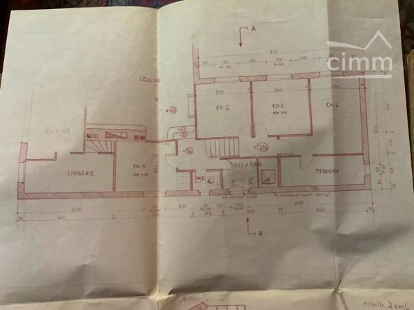 Agréable maison de 163 m² avec deux terrasses et un jardin, à proximité de toutes les commodités du village.