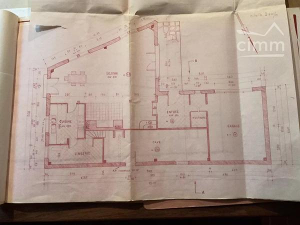 Agréable maison de 163 m² avec deux terrasses et un jardin, à proximité de toutes les commodités du village.