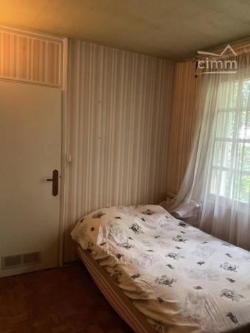 Agréable maison de 163 m² avec deux terrasses et un jardin, à proximité de toutes les commodités du village.